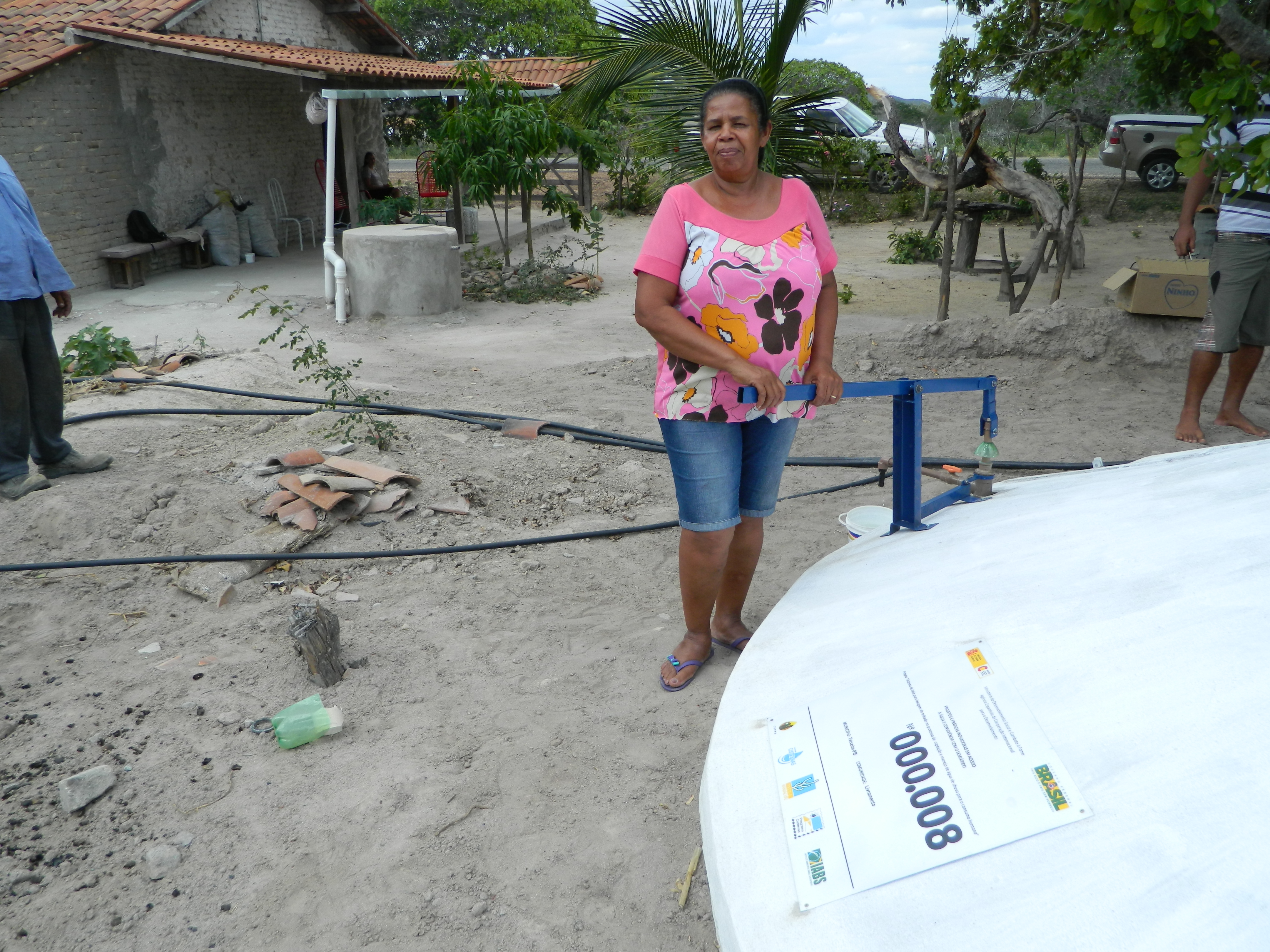 Foto  9 Cisterna com sistema de boia na comunidade Livramento Teixeira - PB.JPG